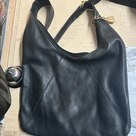 Elegant Black Leather Crossbody Bag - Picture 1 of 12